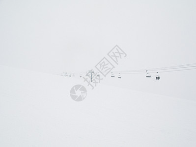 加拿大阿尔伯塔省班夫市薄雾中的滑雪缆车图片