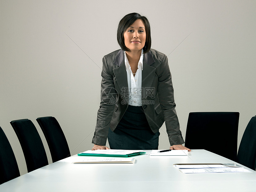 商务女性会议桌图片