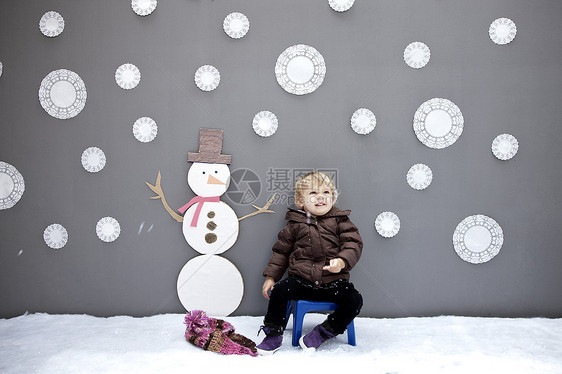 有雪花和雪人图案的小女孩图片