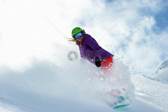 女子玩滑雪板图片