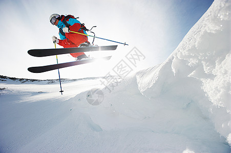 空中滑雪者图片