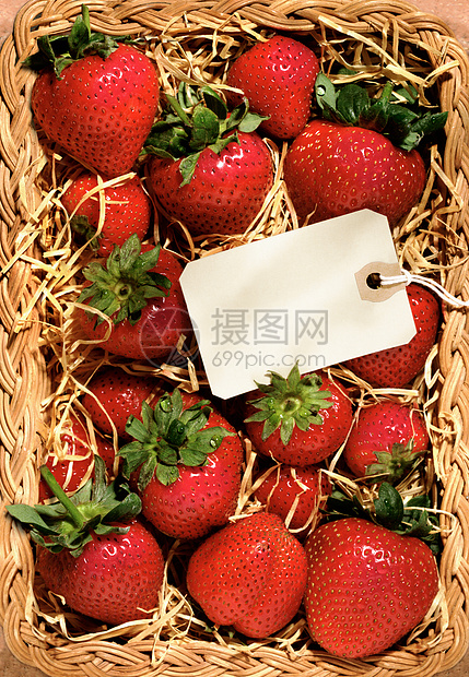 空标签篮子里的草莓图片