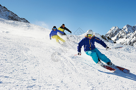 三个滑雪者下山图片