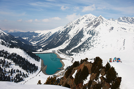 奥地利库赫泰山区和湖泊景观滑雪者图片