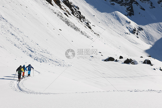 在奥地利库赫泰滑雪者在雪地里行走图片