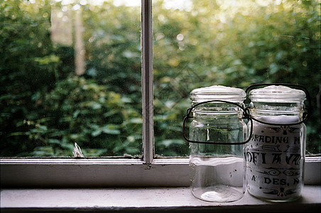 窗台上的两个罐子图片