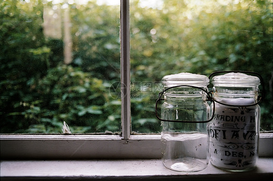 窗台上的两个罐子图片