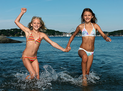 女孩们在水里跑步图片