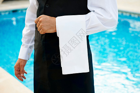 泳池边的酒店服务员图片