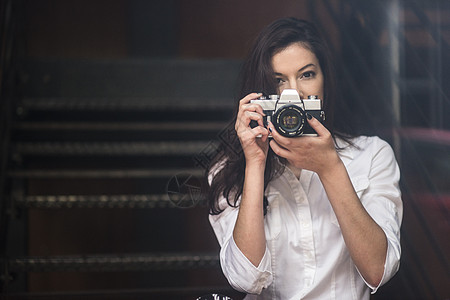 摄影女人年轻女子用单反相机拍照背景