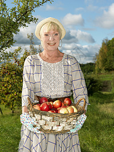 有苹果篮的女人图片