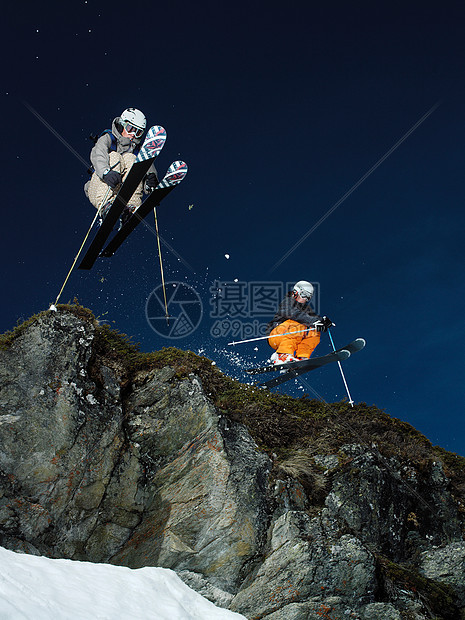 滑雪者跳过岩石图片