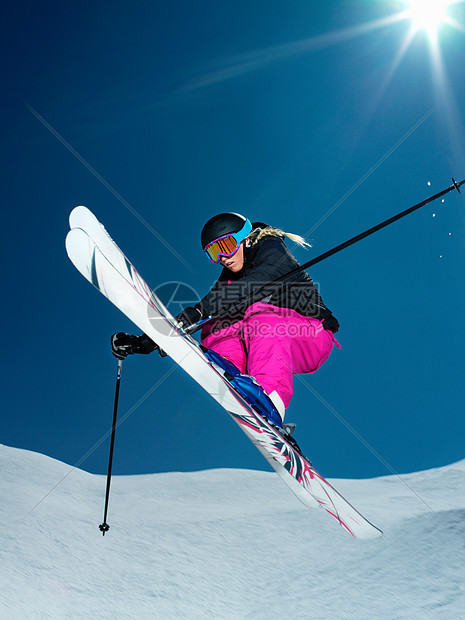 女滑雪者跳跃图片