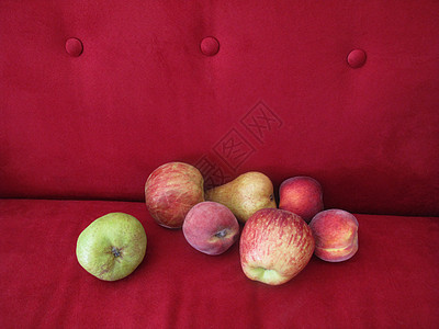红色沙发上的水果图片