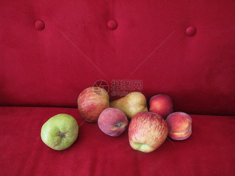 红色沙发上的水果图片