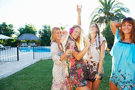 女孩们在泳池边喝酒庆祝图片