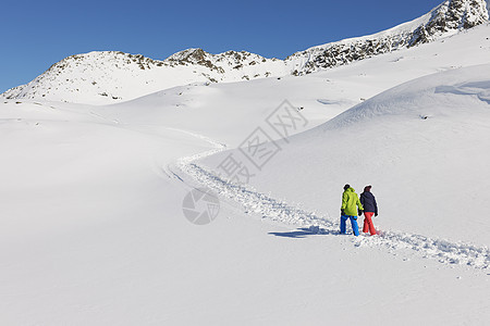 在奥地利库赫泰雪地里散步的夫妇图片