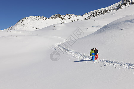 在奥地利库赫泰雪地里散步的夫妇图片