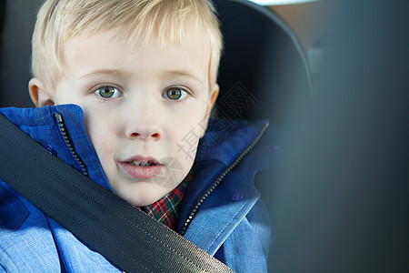 戴汽车安全带的小男孩图片