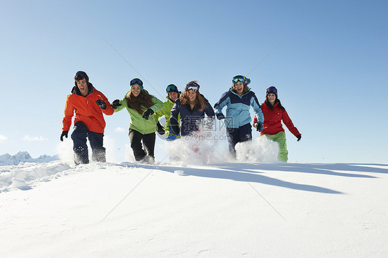 朋友们在雪地里奔跑奥地利库泰图片