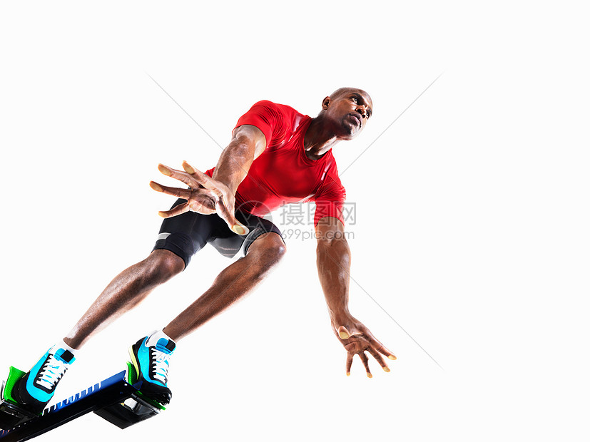 准备跑步的男性运动员图片