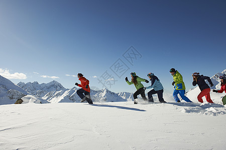 朋友们在雪地里奔跑奥地利库泰图片