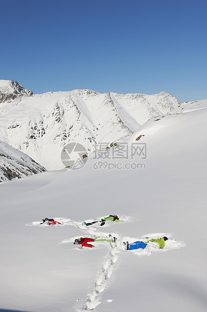 在奥地利库赫泰做雪天使的朋友高清图片下载 正版图片 摄图网 在奥地利库赫泰做雪天使的朋友高清图片下载 正版图片 摄图网