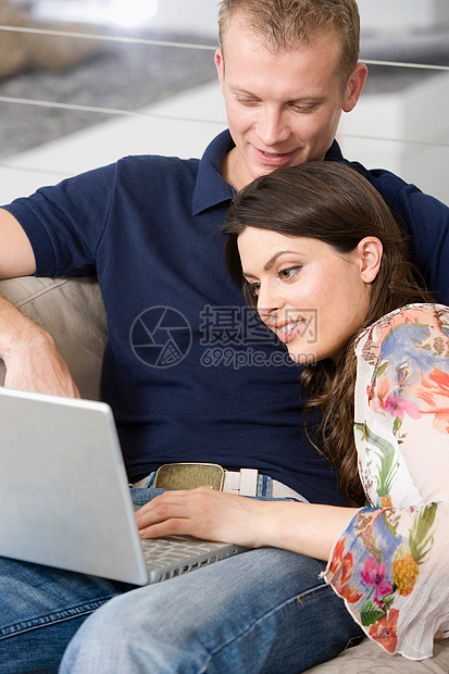 情侣在家网上购物图片