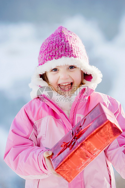 雪中有礼物的女孩的肖像图片
