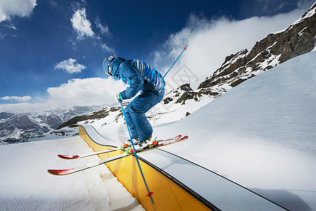 男滑雪者站在斜坡上准备出发图片