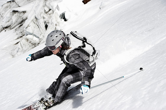女滑雪者下坡图片