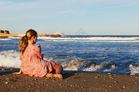坐在沙滩上看海的女孩图片