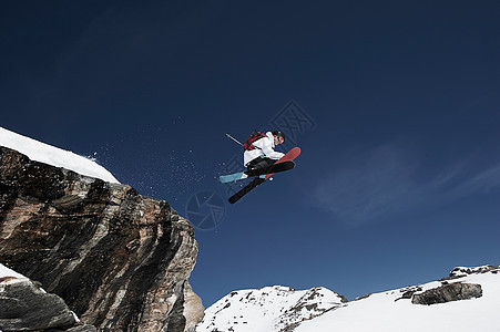 男滑雪者空中俯视图图片