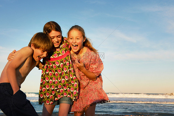 孩子们在海滩上玩耍图片