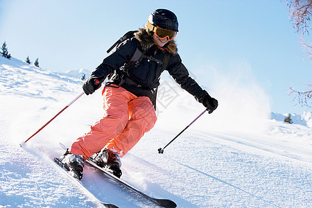 女子滑雪下坡图片