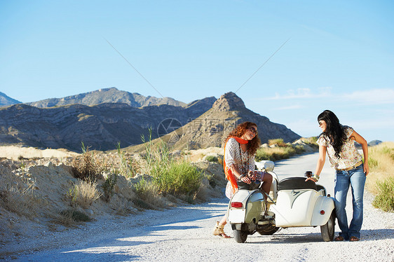坐在摩托车和边车上的女人图片