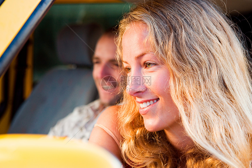 坐在面包车里微笑的夫妇图片