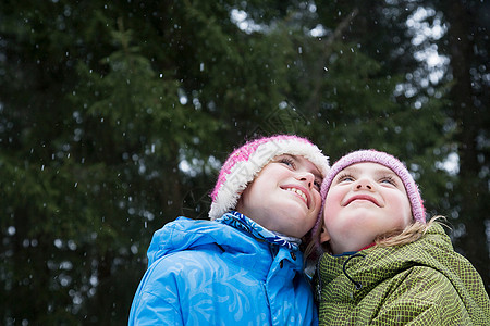 两个小女孩站在雪地里图片