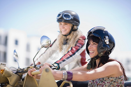 骑摩托车的女人背景图片
