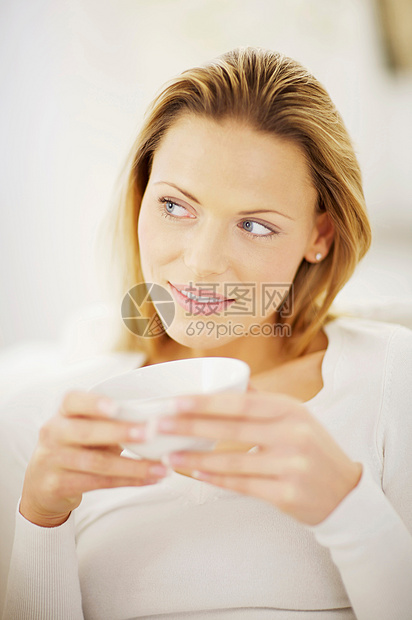 正在喝茶的女人图片