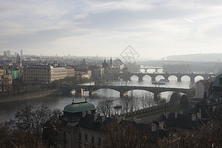 捷克共和国布拉格伏尔塔瓦河上的桥梁视图高清图片