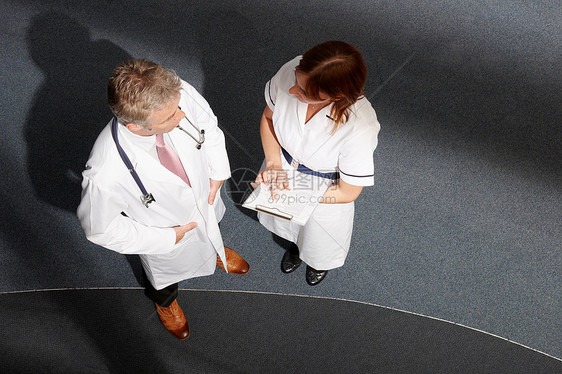 医生和护士在沟通病情图片