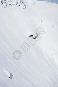 人在斜坡上滑雪图片