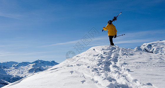 站在山顶的滑雪者图片