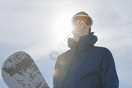 带滑雪板的滑雪运动员图片
