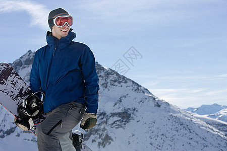 站在山上的滑雪运动员图片