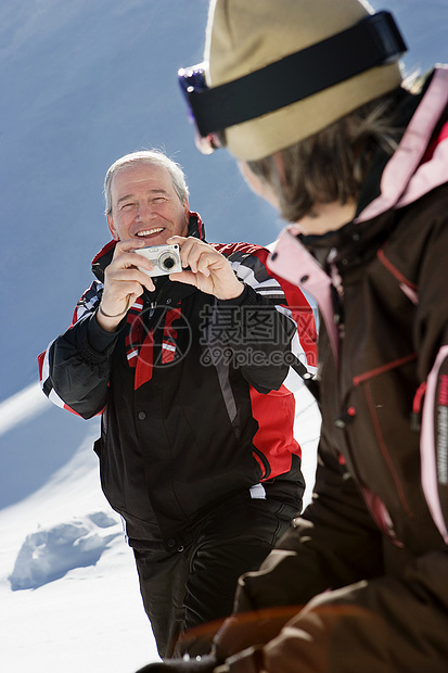 穿滑雪服的成熟男人图片