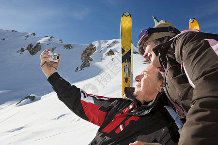 穿滑雪服的夫妇背景图片
