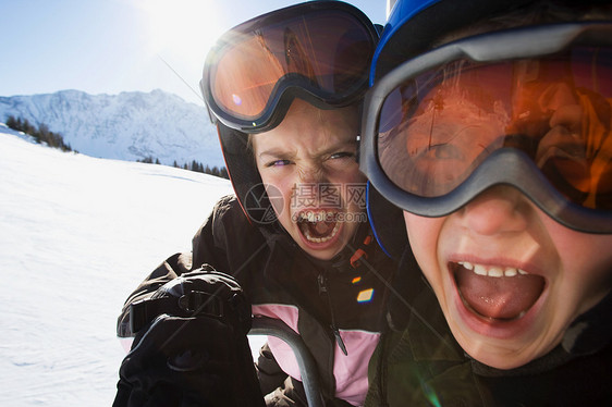 戴滑雪头盔和护目镜的儿童图片