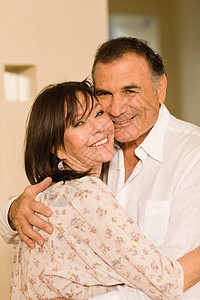 拥抱的老年夫妇图片